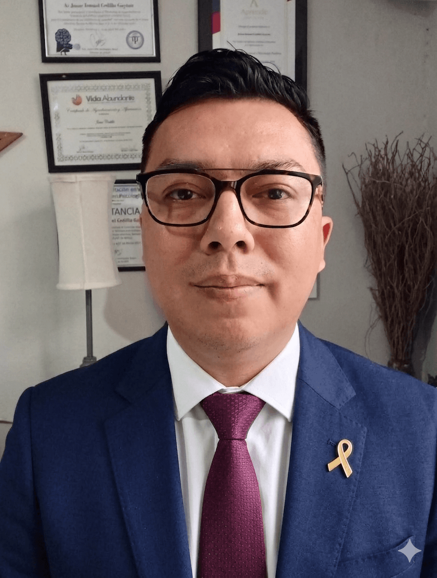 Hombre con gafas, traje azul, corbata morada y un lazo amarillo en la solapa.